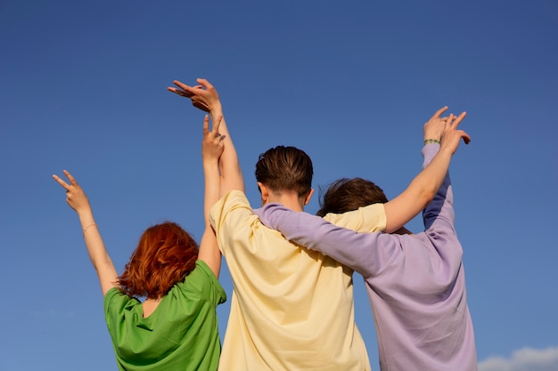 Adolescentes de tiro médio sendo amigos