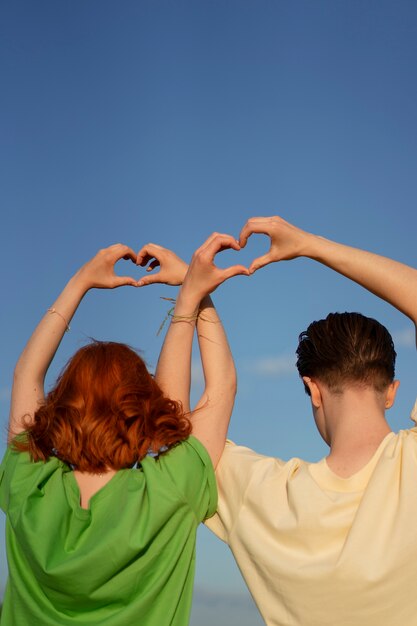 Adolescentes de tiro médio sendo amigos