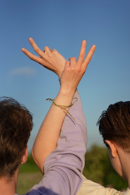 Adolescentes de vista traseira sendo amigos