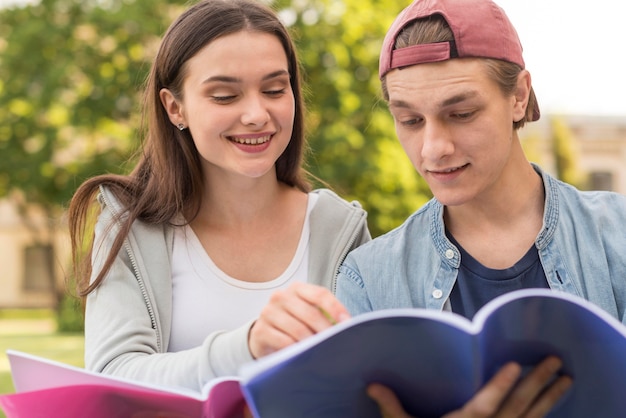 Adolescentes discutindo o projeto juntos