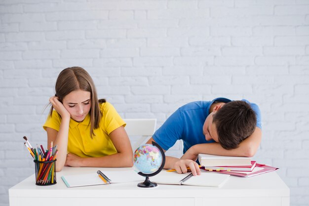 Adolescentes dormindo durante a lição