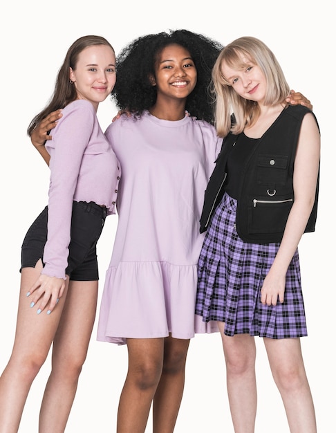 Adolescentes elegantes em um ensaio fotográfico de moda grunge com roupa roxa