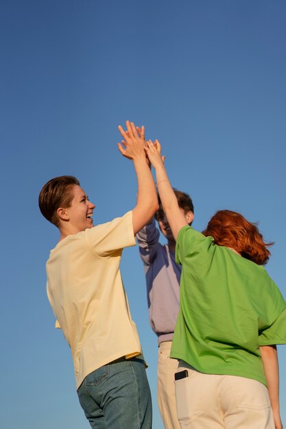 Adolescentes em amizade.