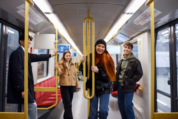 Adolescentes em filmagem média viajando de transporte público