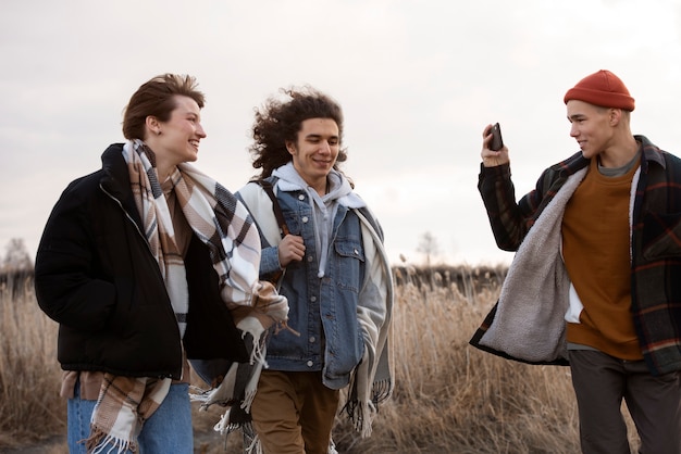 Adolescentes em tiro médio ao ar livre