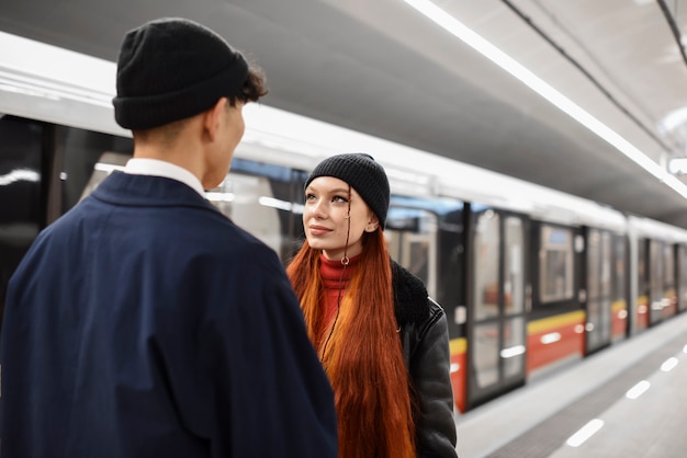 Adolescentes em tiro médio na estação de metrô