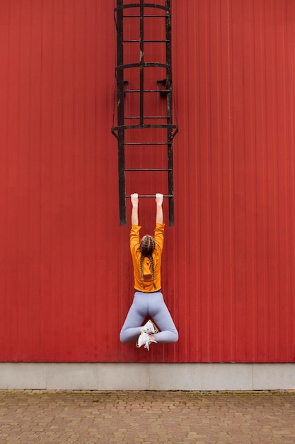 Foto grátis adolescentes fazendo exercícios ao ar livre