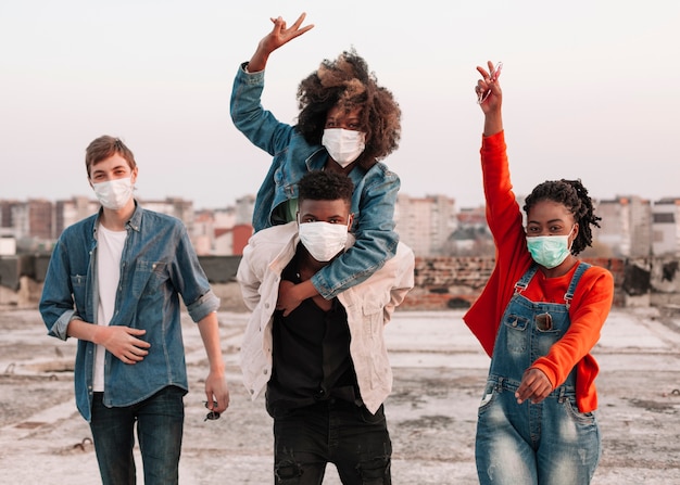 Adolescentes felizes tocando juntos ao ar livre