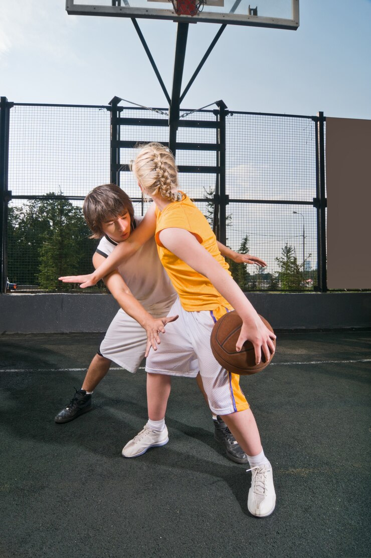 Foto grátis adolescentes jogando basquete