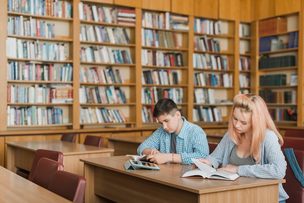 Adolescentes, leitura, em, biblioteca