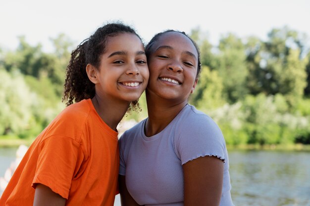 Adolescentes passando um tempo juntos no verão