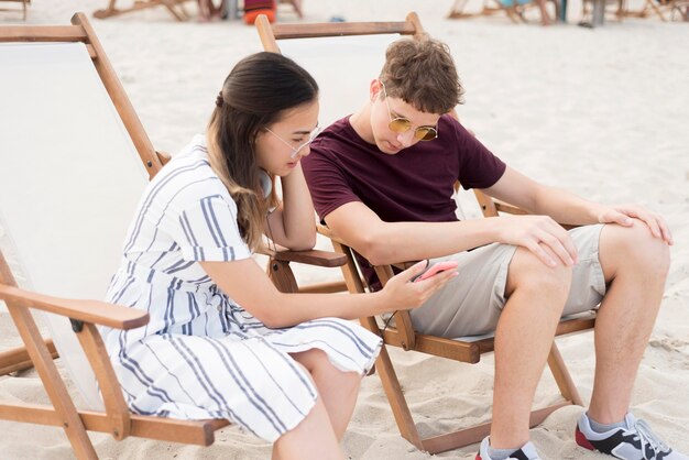 Adolescentes relaxando juntos na praia