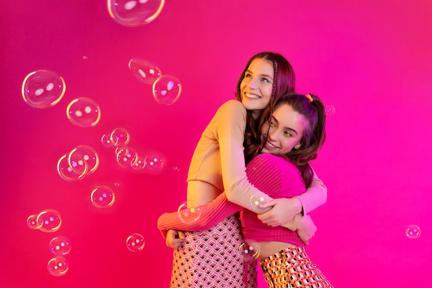 Foto grátis adolescentes sorridentes de tiro médio abraçando