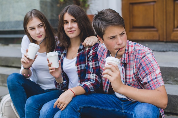 Adolescentes tendo escorregas nas escadas