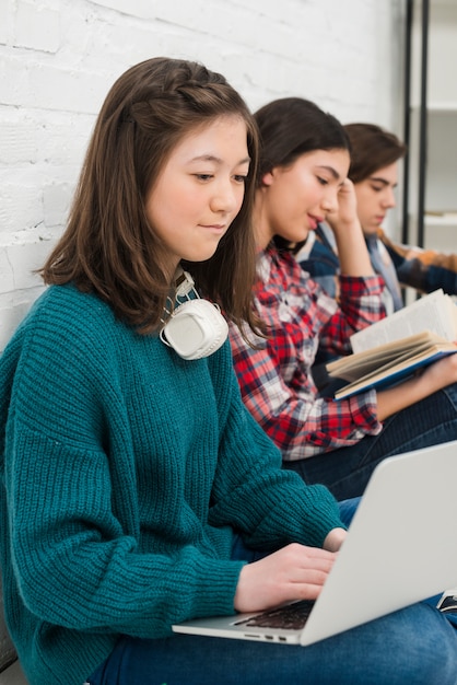 Adolescentes, usando computador portátil, e, leitura