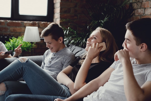 Foto grátis adolescentes usando telefones móveis