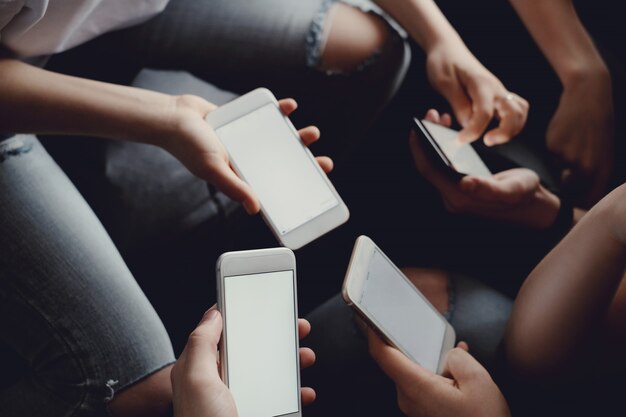 Adolescentes usando telefones móveis