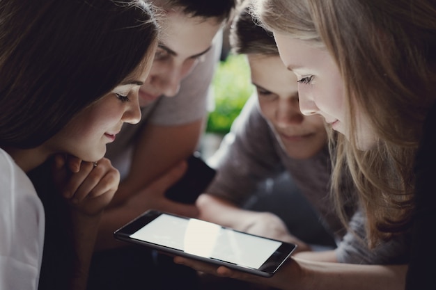 Foto grátis adolescentes usando telefones móveis