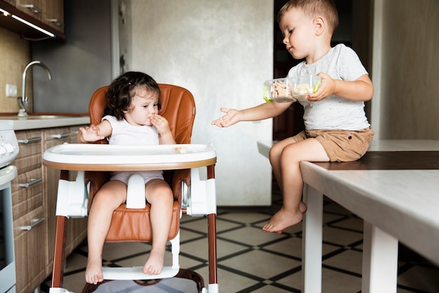 Adoráveis jovens irmãos na cozinha