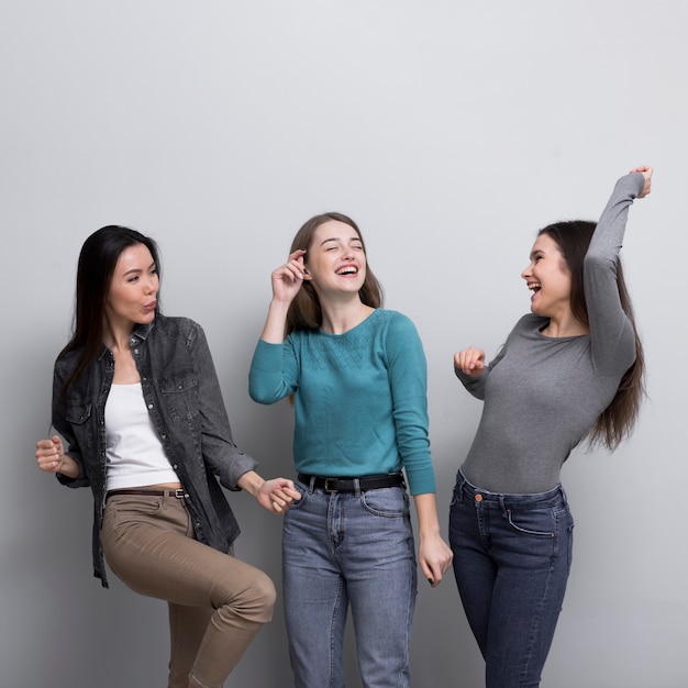 Adoráveis jovens mulheres felizes juntos