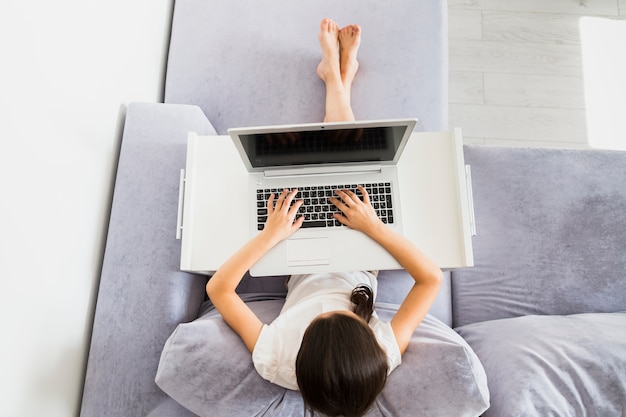 Foto grátis adoráveis ​​meninas usando seu laptop