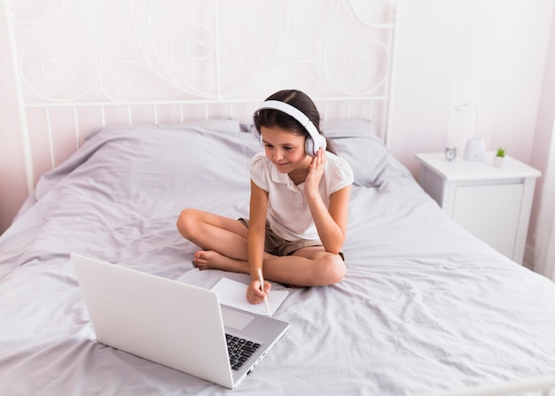 Foto grátis adoráveis ​​meninas usando seu laptop