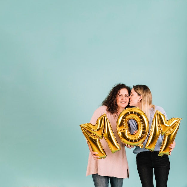 Foto grátis adoráveis ​​mulheres com a mãe escrevendo