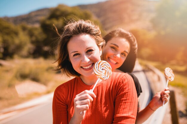 Adoráveis ​​mulheres com pirulitos