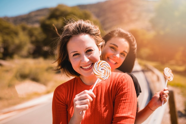 Adoráveis ​​mulheres com pirulitos