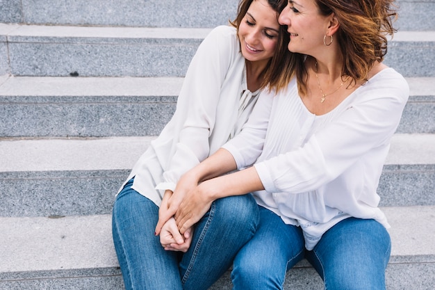 Adoráveis ​​mulheres em etapas