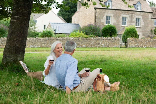 Adorável casal de idosos fazendo um piquenique ao ar livre