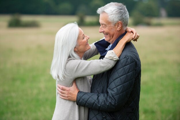 Adorável casal de idosos olhando um para o outro de forma afetuosa