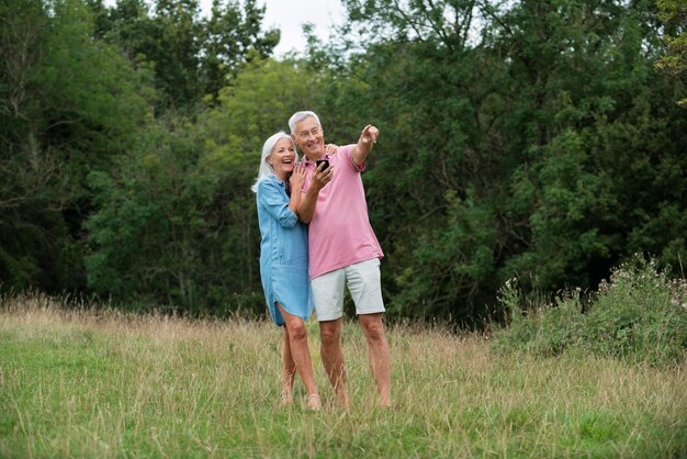 Adorável casal de idosos se divertindo ao ar livre