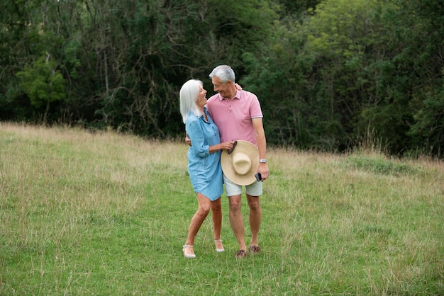 Adorável casal de idosos se divertindo ao ar livre