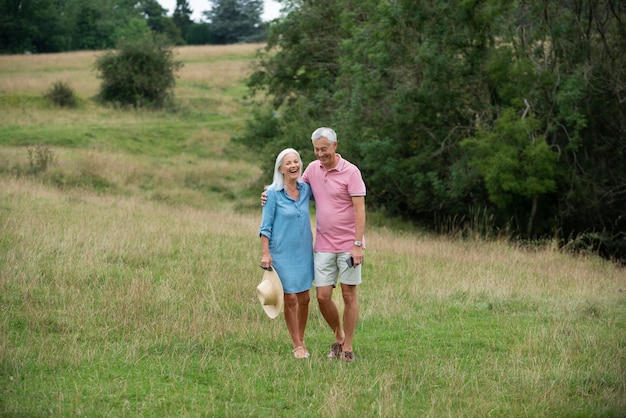 Adorável casal de idosos se divertindo ao ar livre