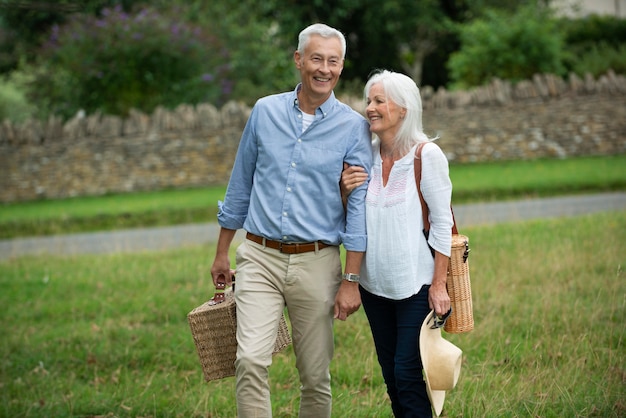 Adorável casal de idosos sendo afetuoso enquanto caminhava