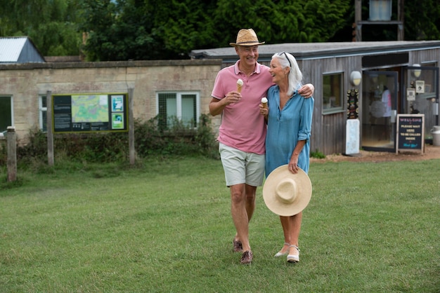 Foto grátis adorável casal de idosos tomando um sorvete juntos ao ar livre