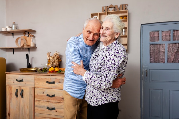 Foto grátis adorável casal maturo abraçados