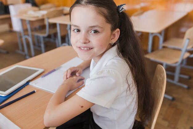 Adorável, estudante, olhando câmera