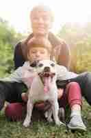 Foto grátis adorável família brincando com cachorro no parque