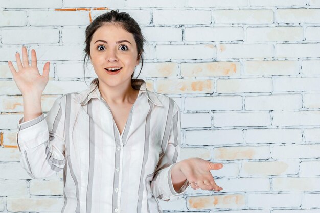 Adorável garota se sentindo perfeita e olha para a câmera Foto de alta qualidade