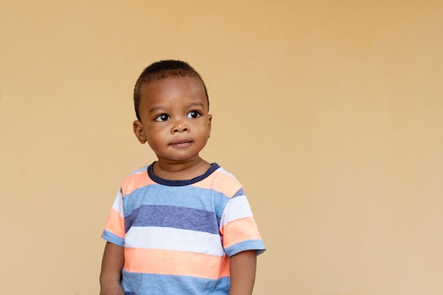 Foto grátis adorável garotinho negro africano