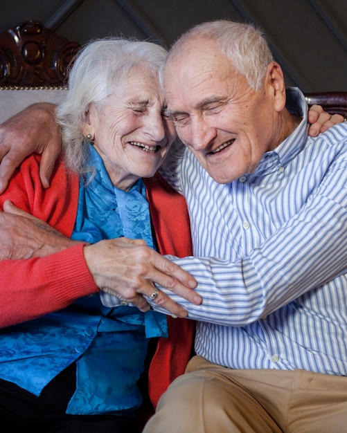 Foto grátis adorável homem sênior e mulher rindo