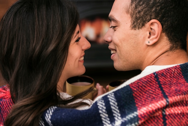 Adorável jovem casal apaixonado