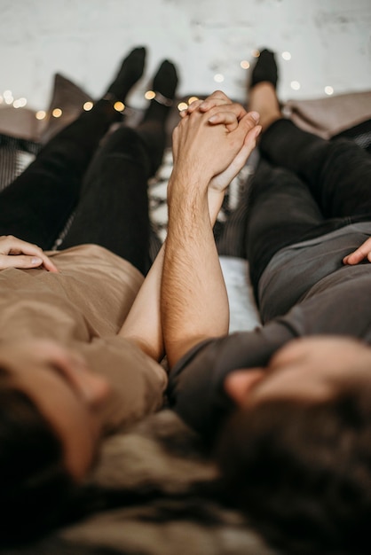 Foto grátis adorável jovem casal apaixonado