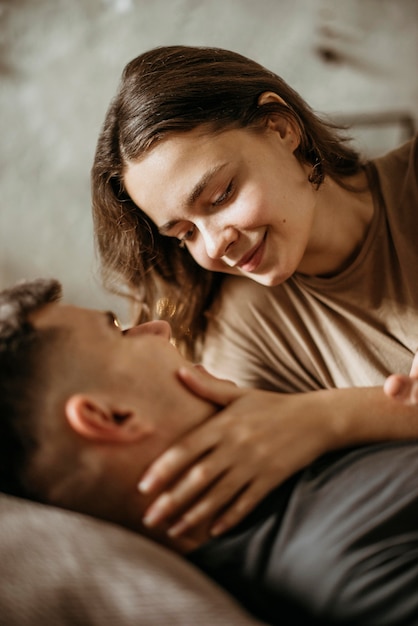 Adorável jovem casal apaixonado