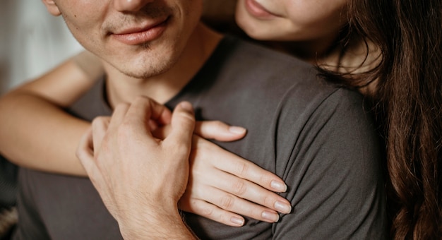 Adorável jovem casal apaixonado