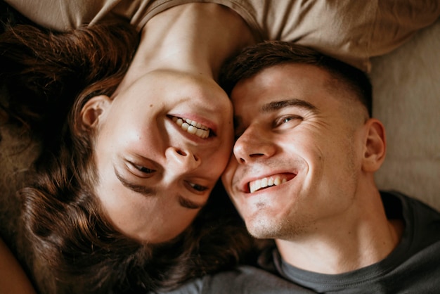 Adorável jovem casal apaixonado