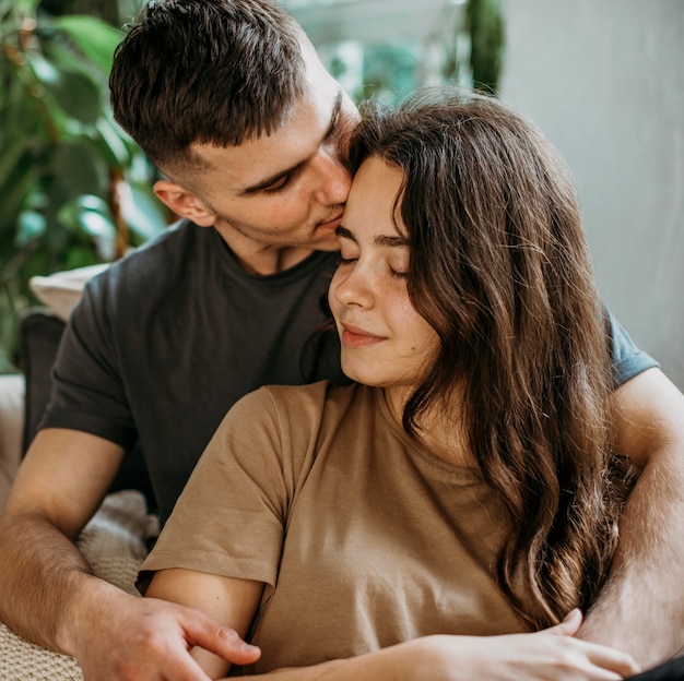 Foto grátis adorável jovem casal apaixonado