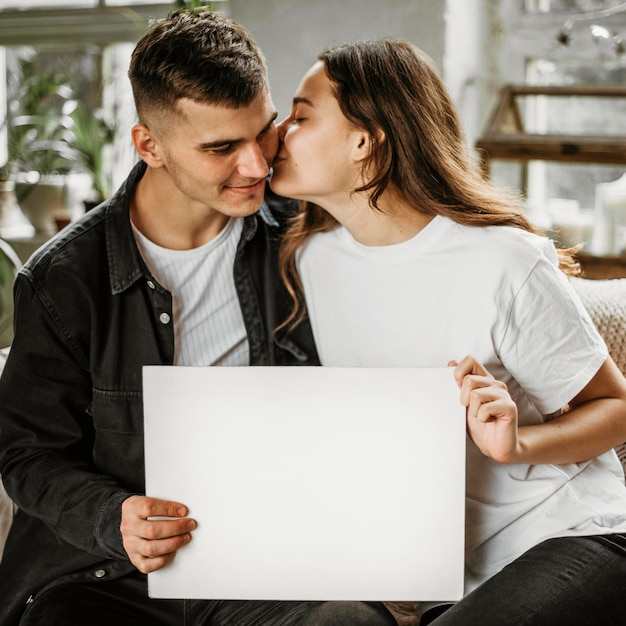 Foto grátis adorável jovem casal apaixonado